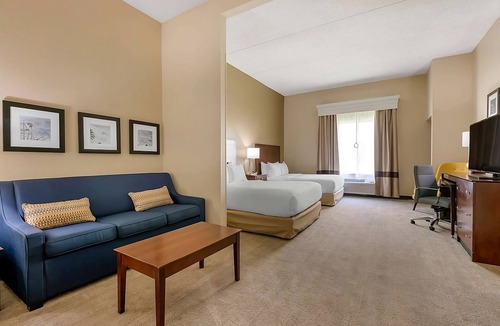 Florida Center Hotel | Your Orlando Adventure Starts Here! Pets Allowed and Outdoor Pool, Near SeaWorld