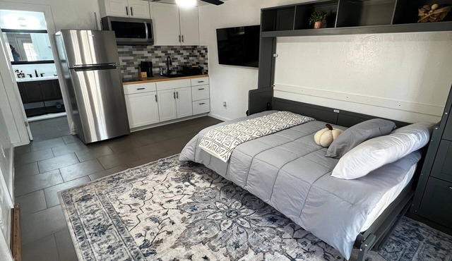 Charming studio Backhouse in fantastic Amarillo great quiet neighborhood.