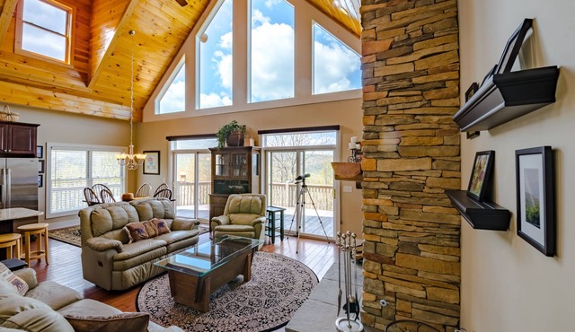 Upscale Cabin With Views & Near Skiing