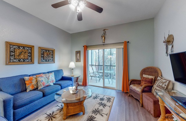 2nd floor condo w/basketball court, balcony, restaurant, near theme parks