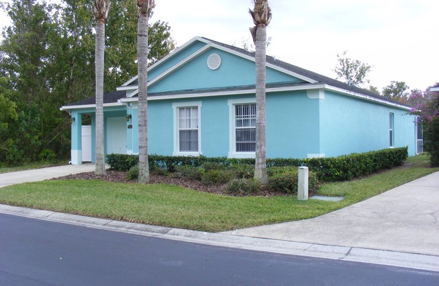 3 Bedroom 3 Bathroom Villa with South facing pool 15 miles from Disney.