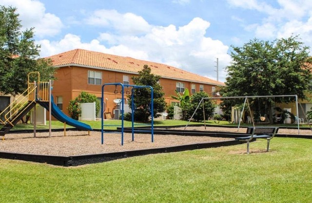 3 Bedroom Townhome with free WiFi/Crib, only 1.5 miles to Disney