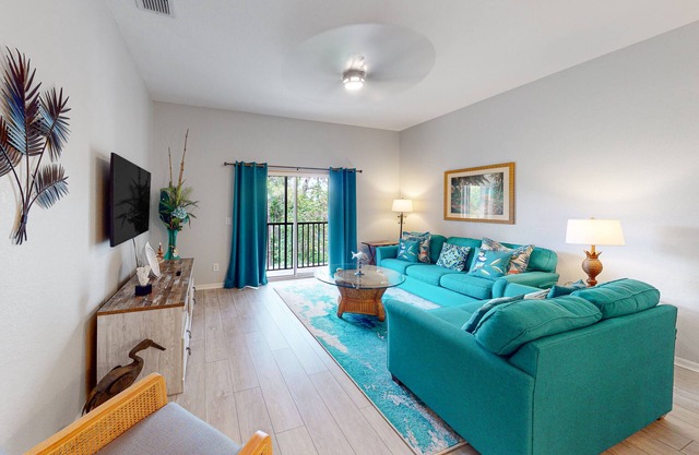 3rd floor condo w/restaurant, balcony, near theme parks, sauna, shared pools