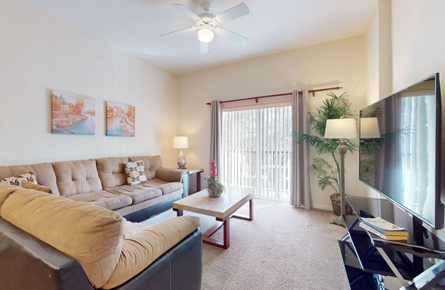 3rd floor condo w/sauna, shared pools, restaurant, gym, balcony