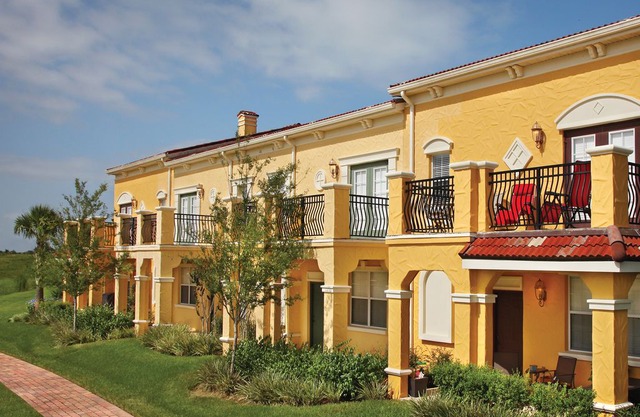 Beautiful 4 Bed Townhome 6 Miles from Disney