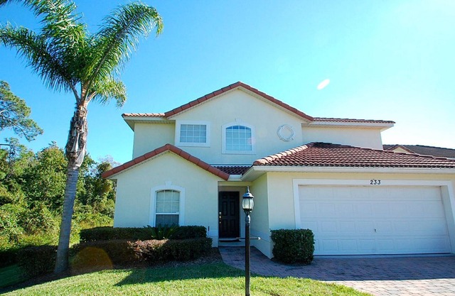 CARDINAL'S HIDEAWAY: 4 bed/4bath secluded lake view disney home