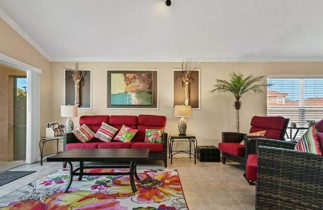 Charming 4-bedroom w/ pool, spa