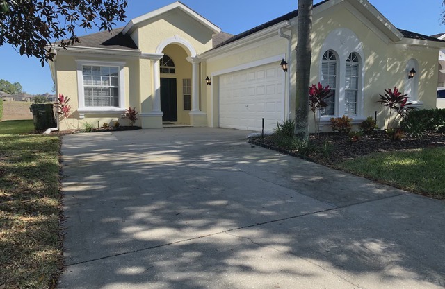 Disney 4 Bedrooms with Pool, 8 miles from Disney!