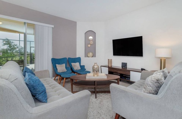 Lazy River / Kid's Splash Pad / Water Slide / Poolside Bar & Grill / Near Disney / Free Resort Fees