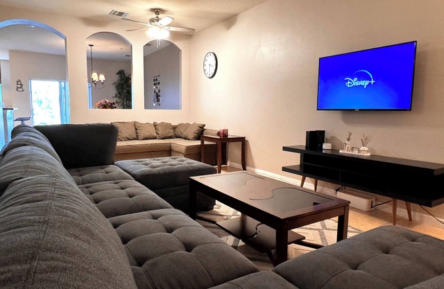 Oakwater Resort - 3 bedroom/2.5 bath Townhouse. Minutes to Disney!