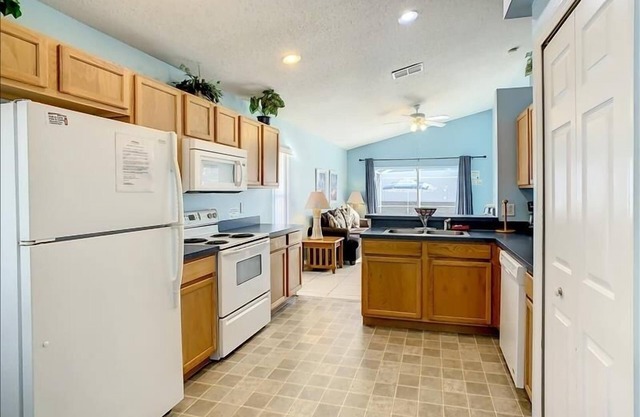 Tropical Family Retreat with Gameroom!!! Florida Pines, Davenport 4BR / 2BA