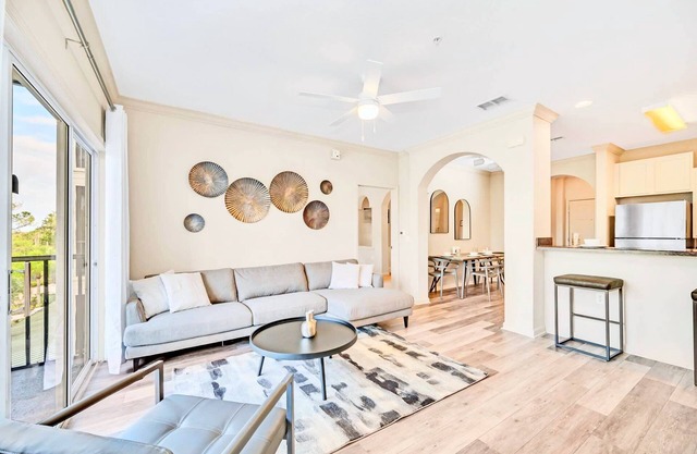 Upstay: 2BR Condo with Hot Tub, Pool & Sauna—for 6