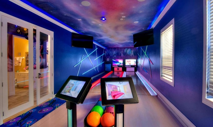 Loughman House | 28 Bedrooms, America & Music Bowling Mansions, SIDE BY SIDE, Sleep 80