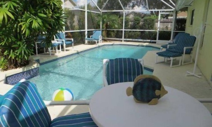 Lindfields House | 3 bedroom 2 bathroom fenced pool home villa with games room at Lindfields close to Disney