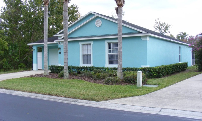 Loughman Villa | 3 Bedroom 3 Bathroom Villa with South facing pool 15 miles from Disney.