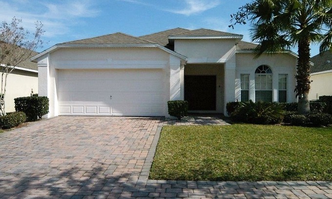 Cumbrian Lakes House | 4/3 Disney Area Vacation Rental with OUTDOOR HOT TUB, GAMES ROOM & FREE WIFI!