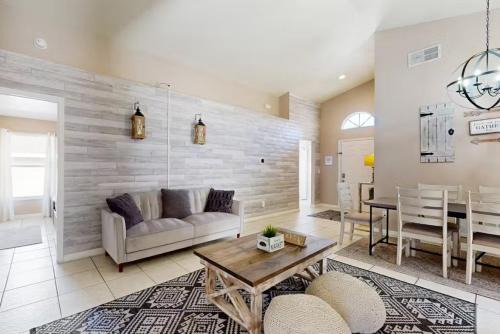 Florida Pines House | 4BR Sunny Paradise near Disney World