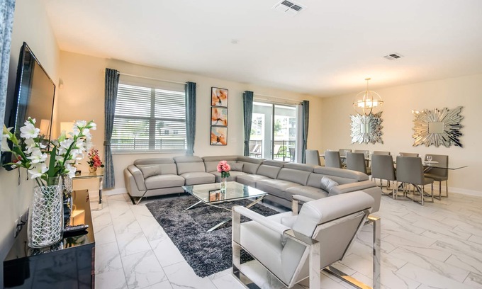 Davenport Villa | 9 BED | 5 BATH High-End Villa w/POOL 1672Moon