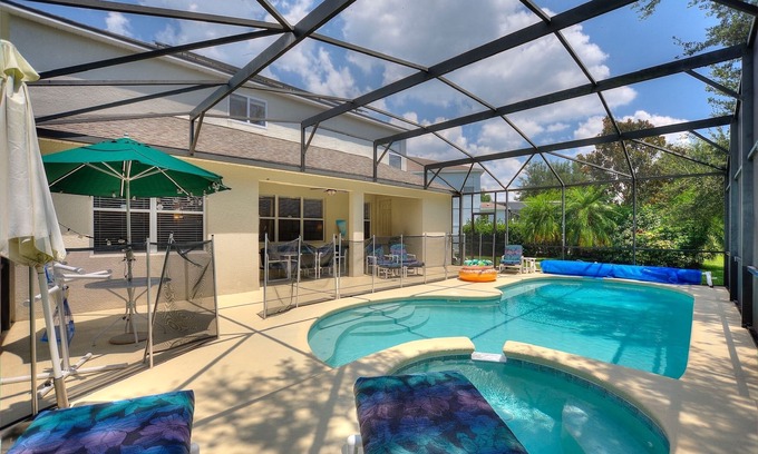 Legacy Park Villa | Beautiful Villa, Private Pool facing SW, Spa, Games Room, 20 min from Parks.