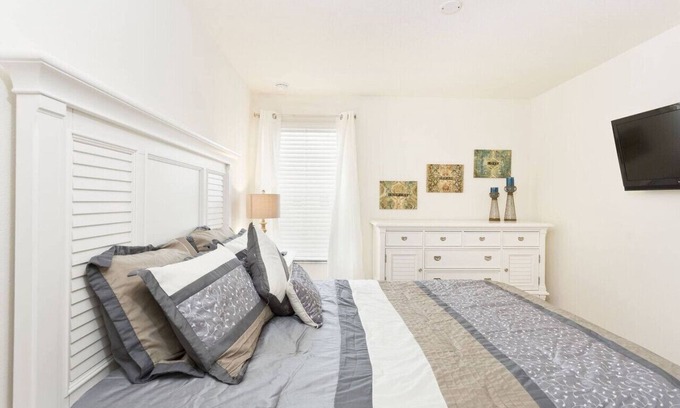 Bellavida House | Bella Vida Townhome with private pool near Disney