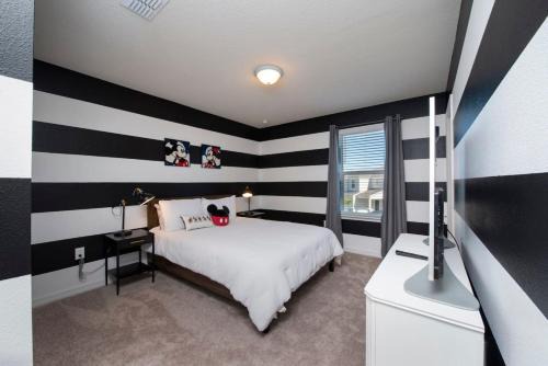 Davenport House | Charming 5BD Home All suites with Pool and BBQ Grill