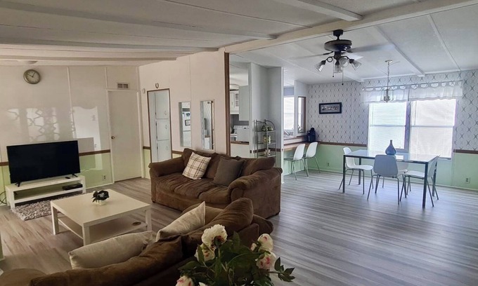 Vista del Lago House | Chill out in our relaxing 3 bed family home, with lake views, near to Disney