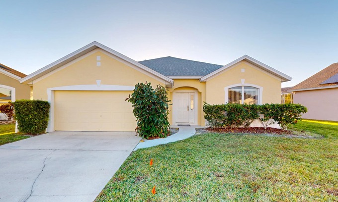 Esprit House | Comfortable home with solarium, pool & access to lake & Disney World