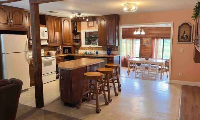 Oviedo House | Gator Hole: Old-Florida Cabin Feeling 2-bedrooms, I Den with Futon bed 1.5-bath house, sleeps 5. New bring your boat launch from black hammock boat ramp fish from your house or the peninsula