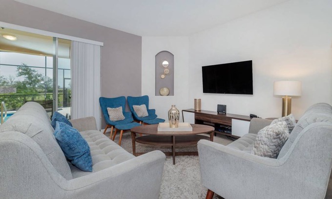 Loughman House | Lazy River / Kid's Splash Pad / Water Slide / Poolside Bar & Grill / Near Disney / Free Resort Fees