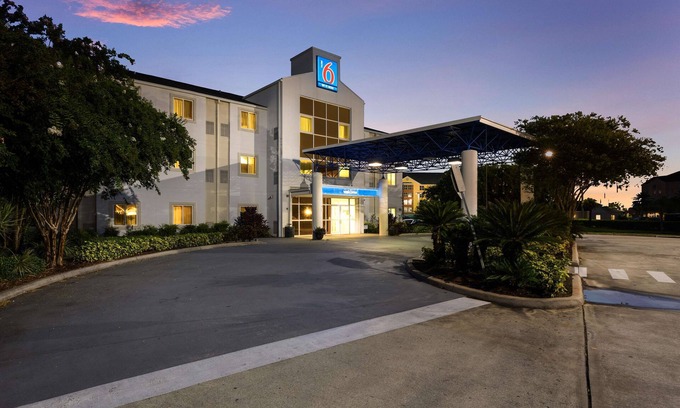 Florida Center Hotel | Motel 6 Orlando, FL - International Dr