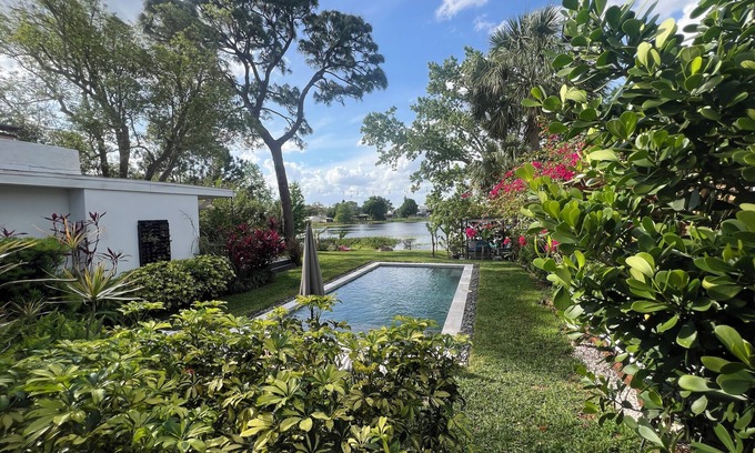 Northeast Orlando House | Vibrant Orlando Lakefront Cat Lover's Retreat with Pool & Gardens