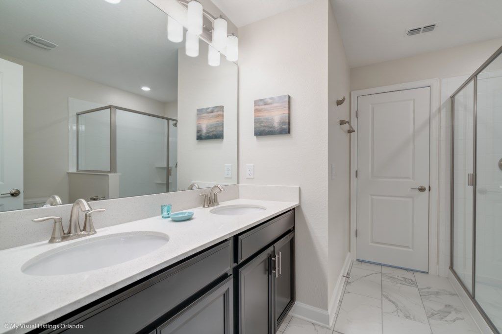 Photo of Bathroom in Bay Lake