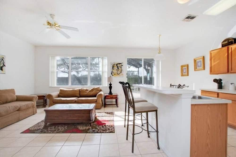 Photo of Livingroom in Windwood Bay
