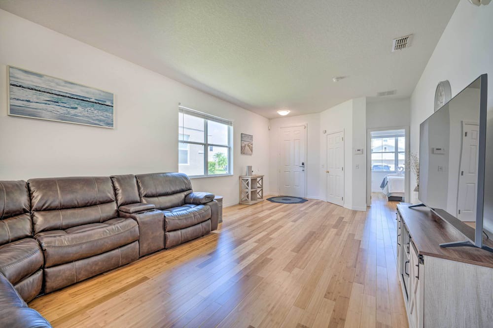 Photo of Livingroom in Windwood Bay
