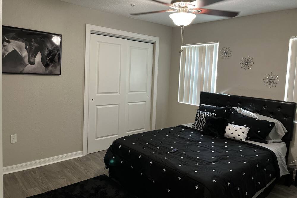 Photo of Bedroom in Englewood Park