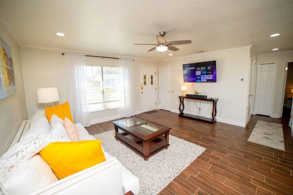 Photo of Bedroom in Oak Ridge