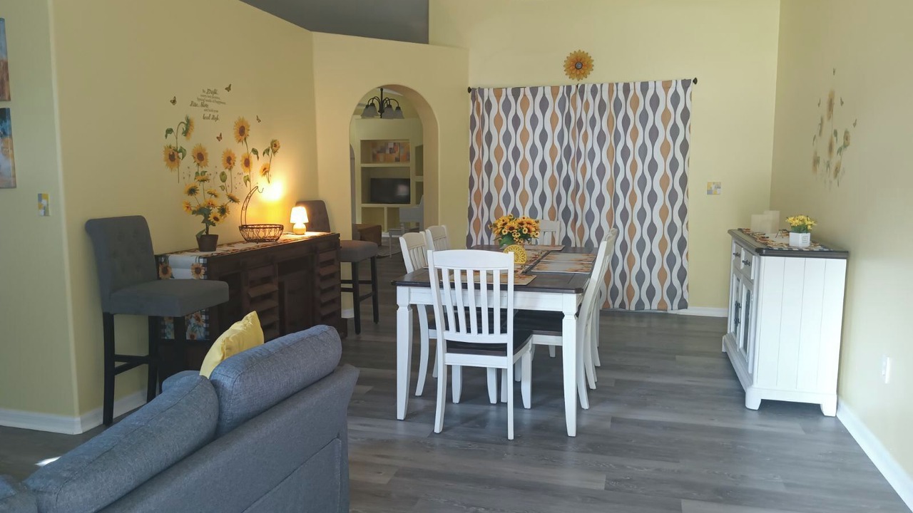 Photo of Livingroom in Greater Groves