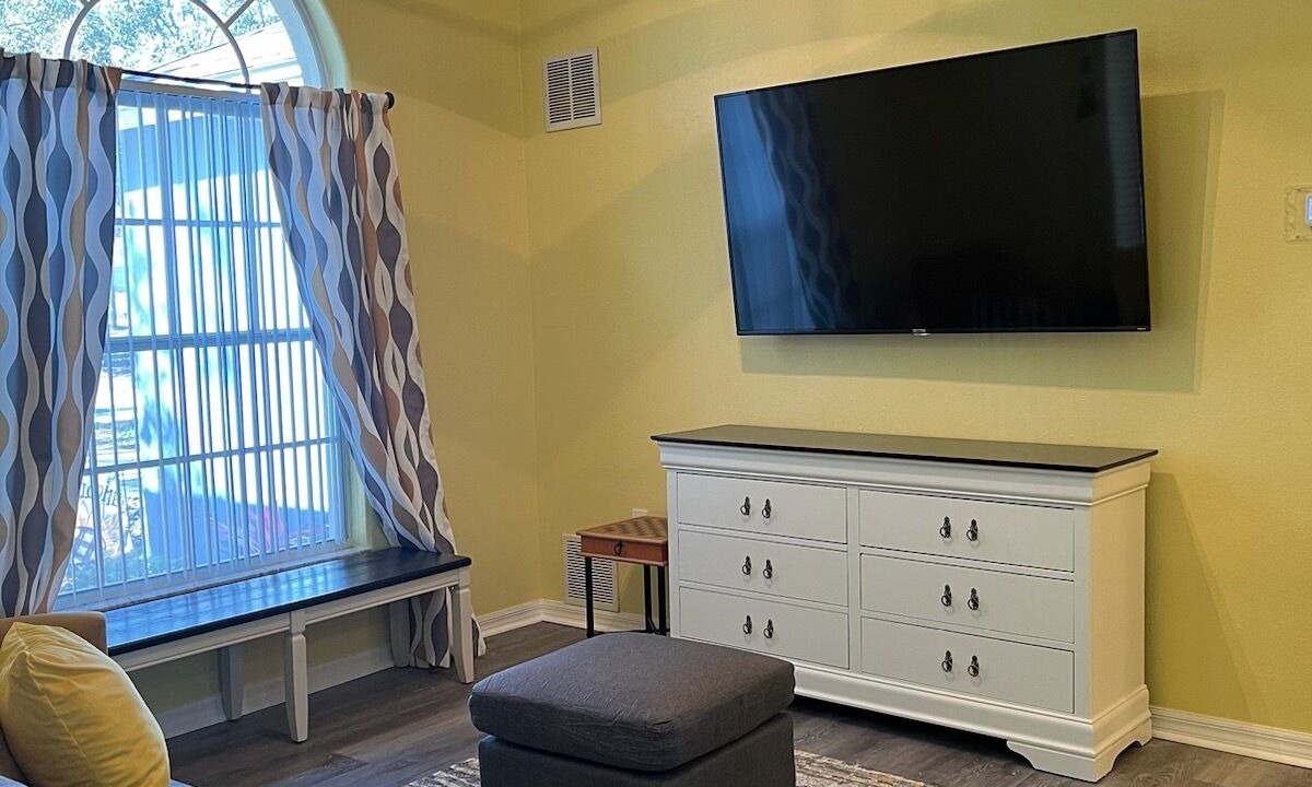 Photo of Livingroom in Greater Groves