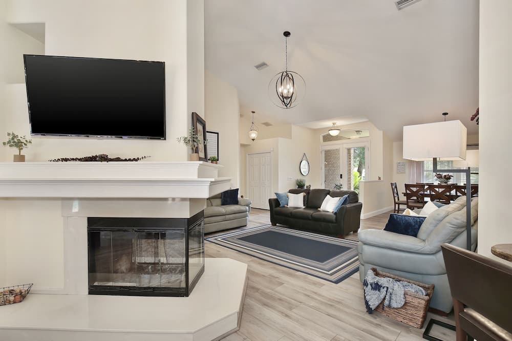 Photo of Livingroom in Longwood