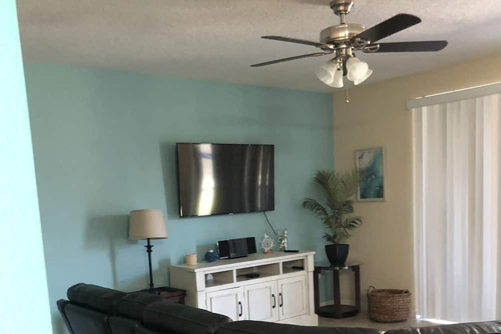 Photo of Livingroom in Cypress Pointe