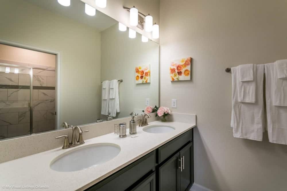 Photo of Bathroom in Davenport