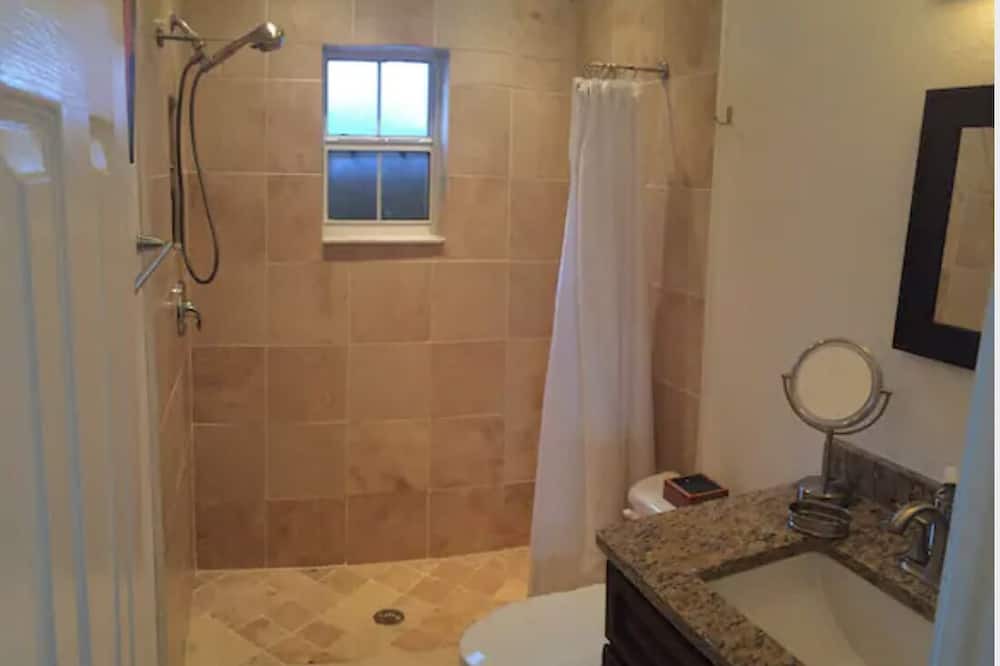 Photo of Bathroom in Colonialtown South