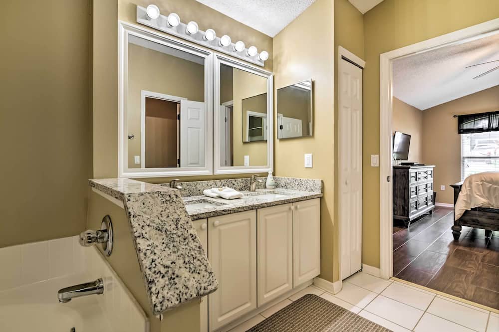 Photo of Bathroom in Sunridge Woods