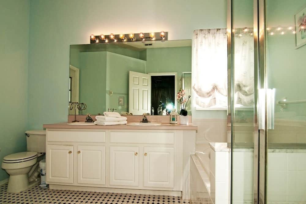 Photo of Bathroom in Esprit