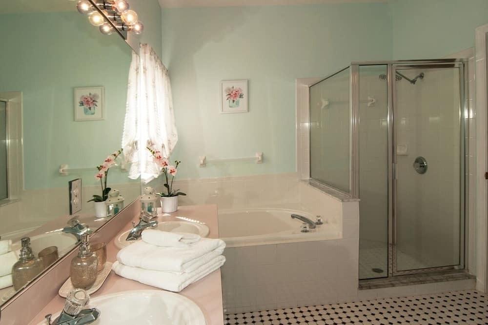 Photo of Bathroom in Esprit