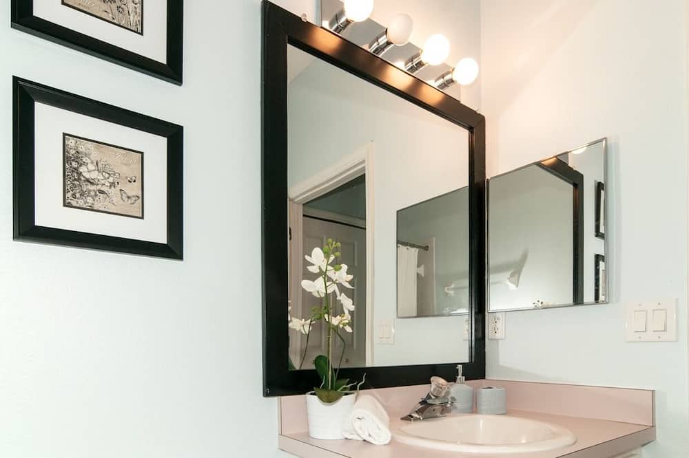 Photo of Bathroom in Esprit
