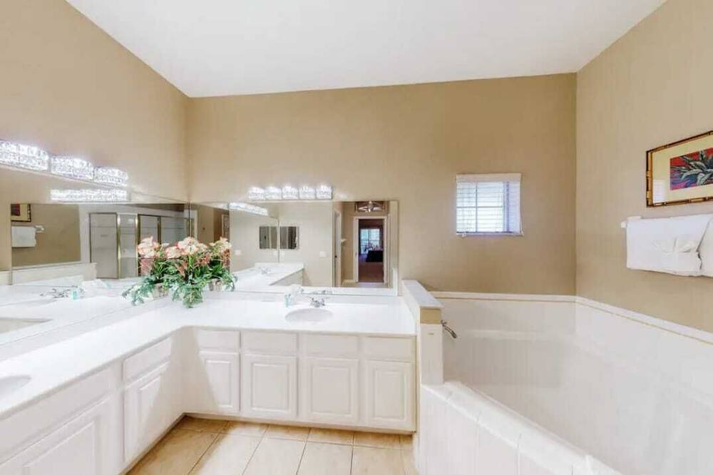 Photo of Bathroom in Bahama Bay
