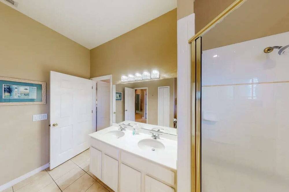 Photo of Bathroom in Bahama Bay