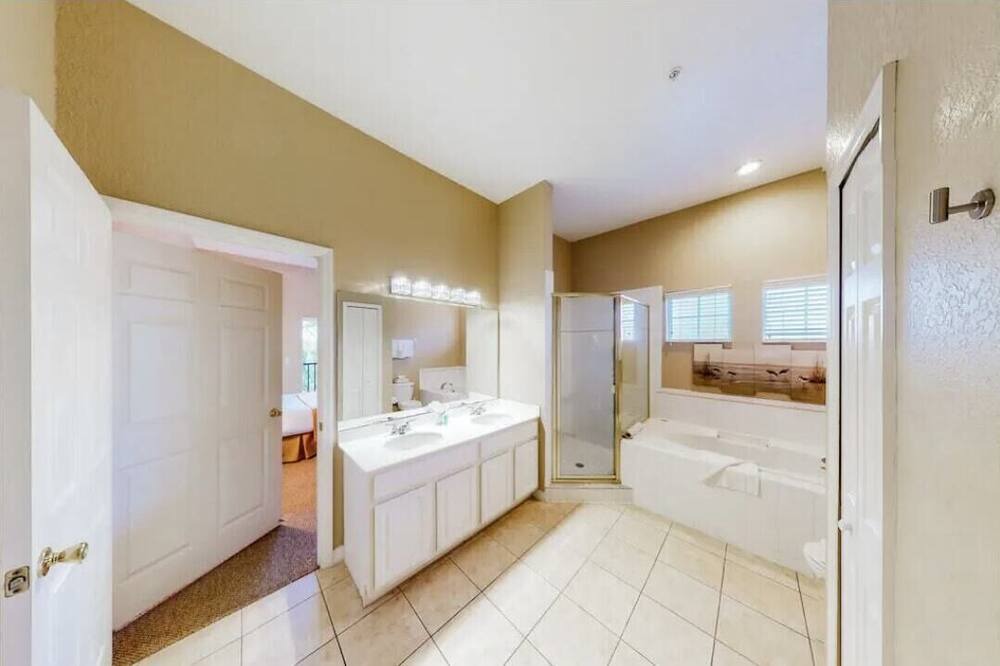Photo of Bathroom in Bahama Bay