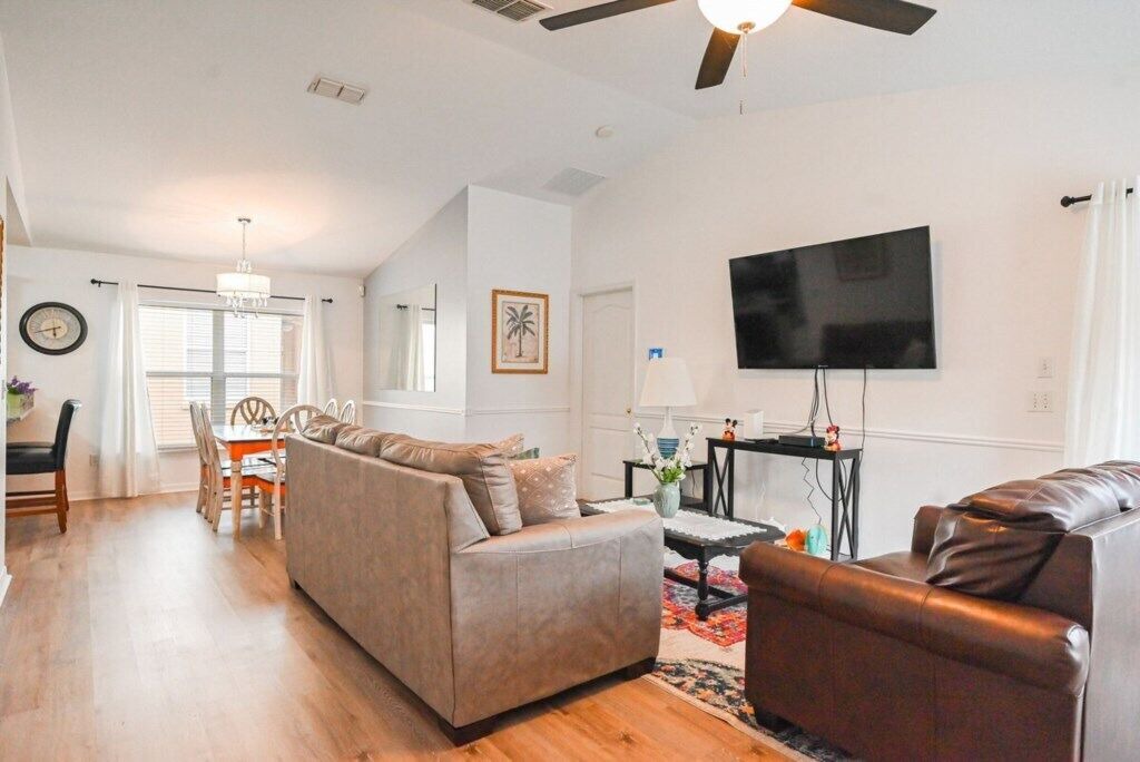 Photo of Livingroom in Sandy Ridge